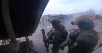 Бойцы Сил специальных операций ВСУ показали уличные бои в Бахмуте (видео)