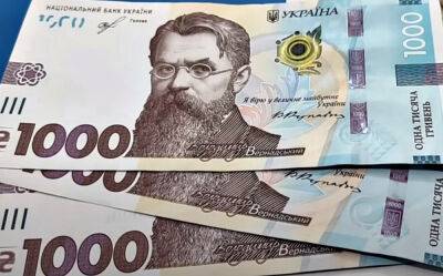 Украинцам выплатят по 2500 грн в одни руки: куда обратиться за помощью в своей области