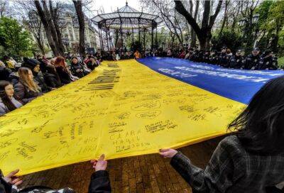 Одесситы исписали огромный флаг Украины в Горсаду | Новости Одессы