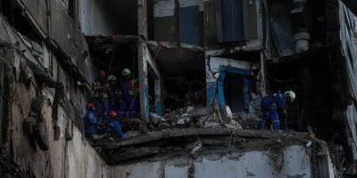 23 погибших: в Умани продолжается разбор завалов многоэтажки, в Москве полиция уничтожила стихийный мемориал памяти жертв удара РФ