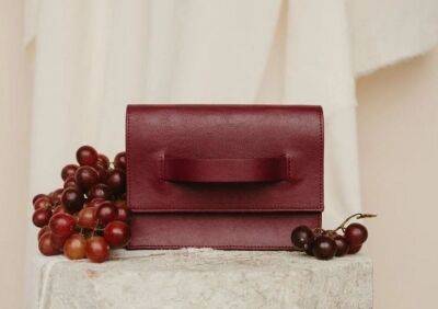 Во Франции появился бренд «кожаных» сумок, сделанных из кожуры винограда