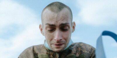Дома. Военнослужащий ВСУ едва сдерживает слезы, вернувшись в Украину после обмена — фото недели