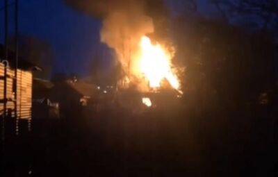 Отделения двух пожарных частей ночью тушили жилой дом в Конаково