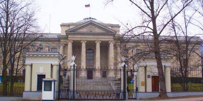 Покинуть здание в течение семи часов. Мэрия Варшавы изъяла школу при посольстве РФ в пользу государства