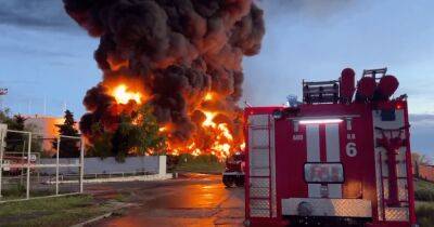 Пожар на крупной нефтебазе в Севастополе: спасатели не справляются с огнем (фото, видео)