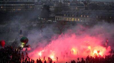 Во время протестов во Франции было ранено более тысячи полицейских и пожарных
