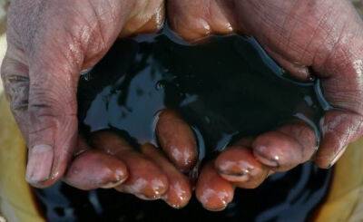 Страны ОПЕК+ добровольно сокращают добычу нефти на 1,65 млн баррелей в сутки - Reuters