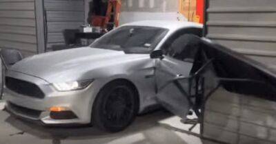 Не закрыл дверь: американец на Ford Mustang попал в странное ДТП (видео)