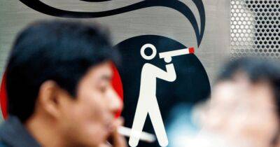 "Долг преданности": в Японии за курение на работе оштрафовали чиновника на 1,44 млн иен