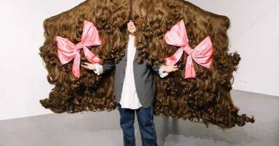 Рекорд побит: в Австралии художница создала самый широкий парик в мире (видео)