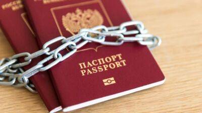 У чиновников в России отбирают паспорта, чтобы не сбежали из страны – FT