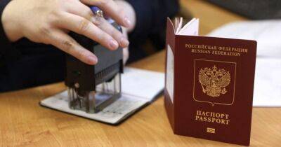 В РФ начали отбирать паспорта у чиновников, чтобы не сбежали за границу, — Financial Times