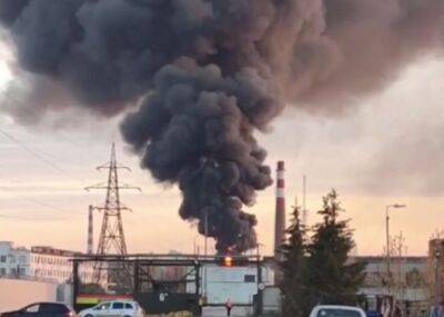 Черный дым до самого неба: на россии паника из-за мощного пожара на стратегическом заводе – кадры