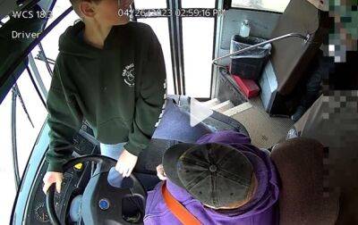 В США мальчик предотвратил аварию автобуса, когда водитель потерял сознание