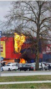 В Таллине загорелся фасад крупного торгового центра, люди эвакуированы