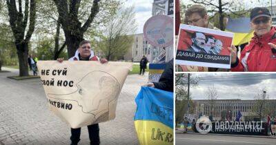 В Риге русскоязычные выступили против защиты Путина - фото - посольство РФ