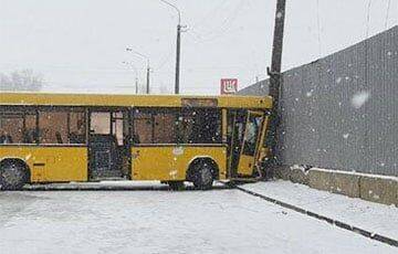 В Минске автобус врезался в осветительную мачту