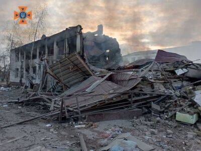 На Запорожье авиация России разрушила гимназию - фото