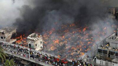 В Дакке сгорел популярный вещевой рынок