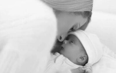 Пэрис Хилтон поделилась новыми снимками с новорожденным сыном