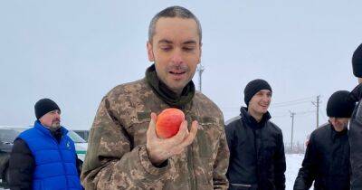 Освобожденный из плена "военный с яблоком" Максим Колесников вернулся на службу в ВСУ (фото)