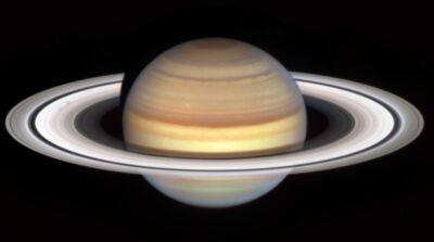 Кольца Сатурна медленно распадаются, а «ледяной дождь» из обломков, попадающий в атмосферу планеты, нагревает ее