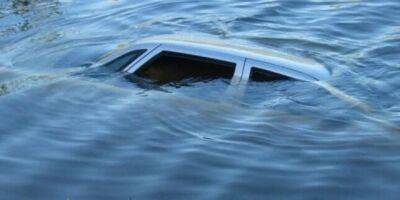 В результате падения автомобиля в водосточный канал погиб водитель