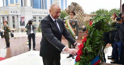 Алиев возложил цветы к памятнику Исмоила Сомони в Душанбе