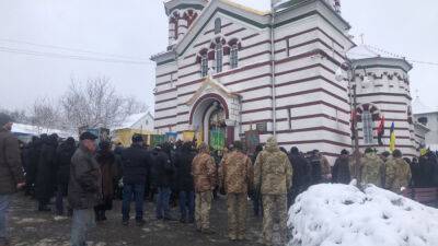 Храм УПЦ МП в селе Задубривка попал в скандал - фото и видео с погибшим бойцом