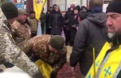 Московские попы не пускали людей отпеть погибшего героя в церкви: у людей лопнуло терпение - на улицу вылетели за секунды. Видео