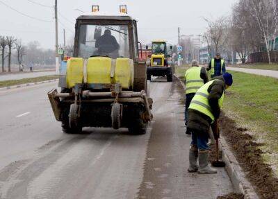 Улицы Твери чистят от зимней грязи