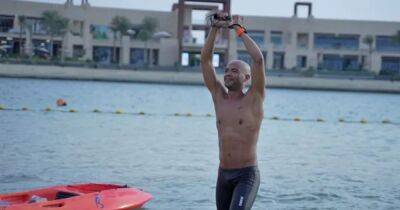 Придумал собственную технику: египтянин проплыл более 11 км в наручниках (фото)