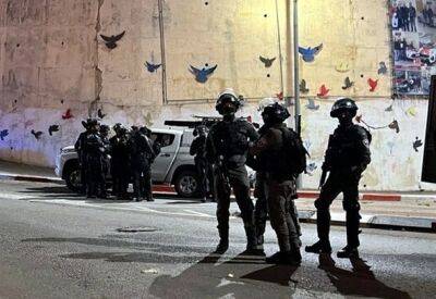Забаррикадировавшиеся в мечети аль-Акса забросали полицию камнями и фейерверками