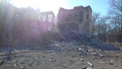 Война в Украине - оккупанты уничтожили школу в Авдеевке - фото