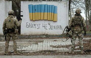 Украинский спецназ показал уличные бои в Бахмуте