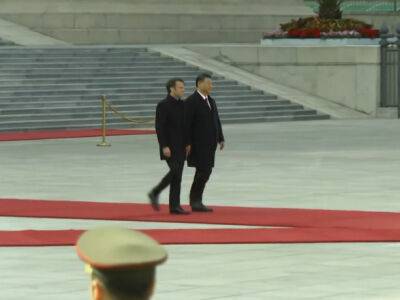 Си Цзиньпин официально встретил Макрона в Пекине: будут говорить о "построении мира"