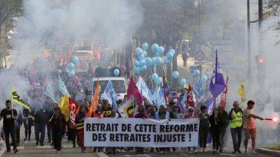 Францию охватили новые протесты и забастовки против пенсионной реформы
