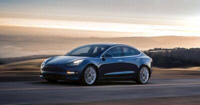 Tesla признали лучшим премиальным автомобильным брендом