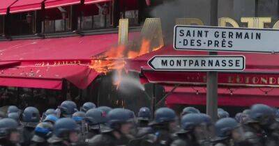 Протесты во Франции: в центре Парижа подожгли любимый ресторан Макрона (видео)