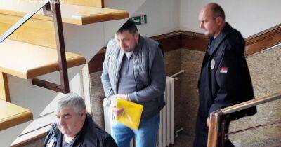Отмывал деньги: экс-генерала СБУ Наумова вместе с отцом заметили в сербском суде (фото)