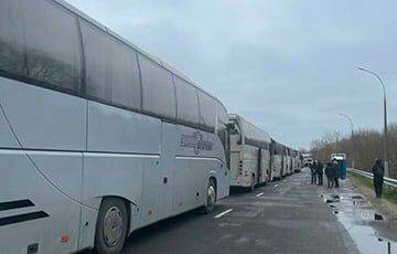 На границе с Польшей начала собираться очередь из автобусов