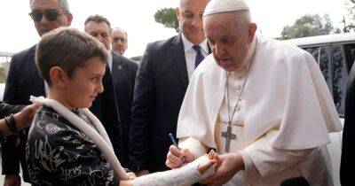 "Я все еще жив": Папа Римский отслужил первую мессу после выхода из больницы (видео)