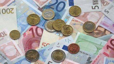 Евро подешевел на 10 копеек. Официальный курс валют