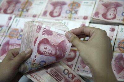 Курс юаня превысил 12 руб. впервые с апреля прошлого года