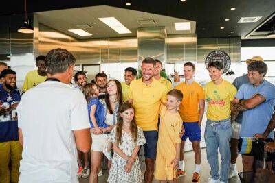 Игроки Интер Майами встретили семью Кривцова в сине-желтой одежде
