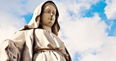 Необычные "чудеса": почему статуя Девы Марии в Италии плачет кровавыми слезами
