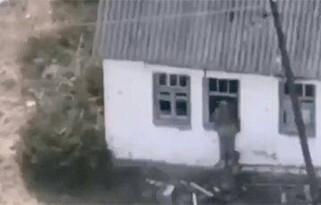 Русский оккупант проник в чужой дом через одно окно, а вылетел через другое