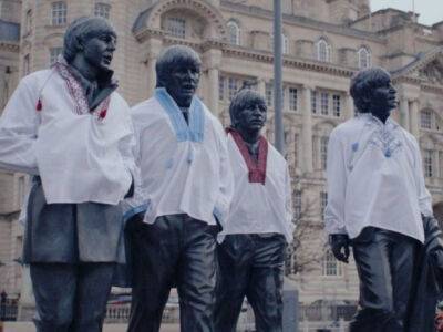Евровидение-2023: в Ливерпуле памятник The Beatles одели в украинские вышиванки
