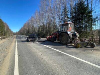 Подросток пострадал в ДТП с двумя легковушками и трактором на трассе под Бежецком