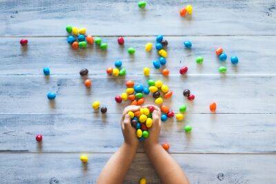 Почему детям вредно сладкое и как приучить ребенка меньше есть конфет